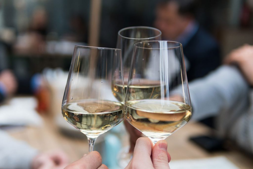 ¿Cómo escoger el vino para tu boda?