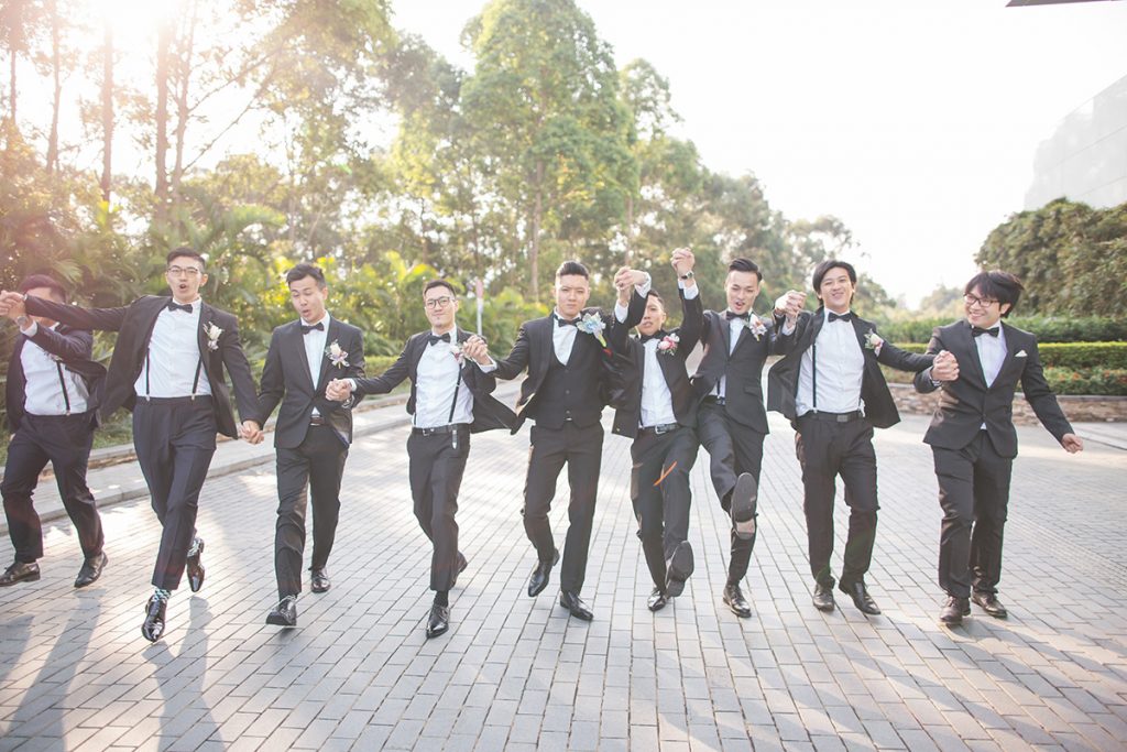 Por qué se avienta el ramo y la liga en las bodas