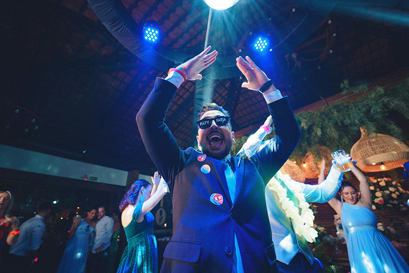 pista de baile llena en boda