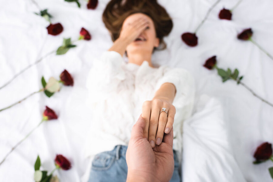 15 ideas para tomarte una selfie con tu anillo de compromiso