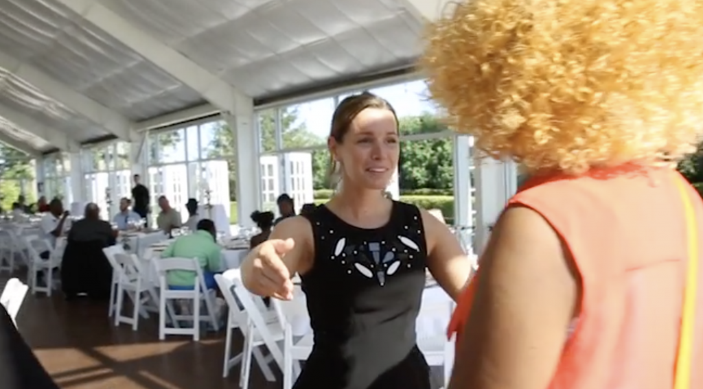 Cancela boda y regala banquete a 170 personas sin hogar