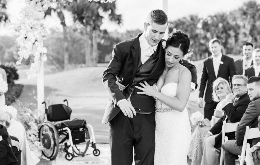 Este novio caminó por el altar después de quedar paralizado