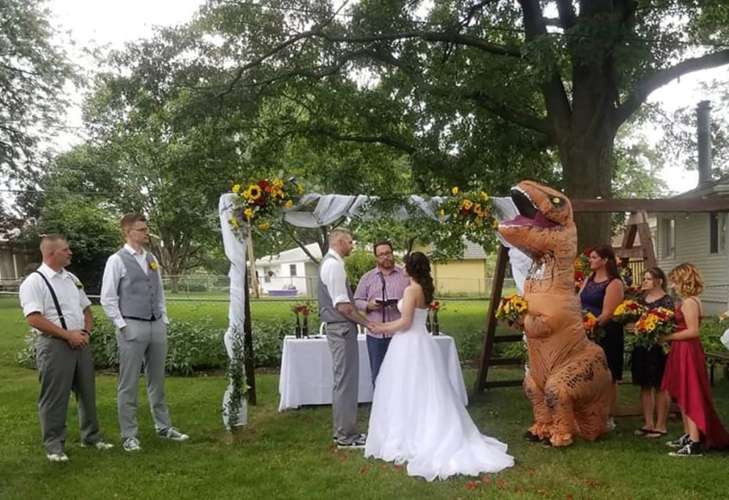 Dama de honor se viste de T-Rex para la boda de su hermana