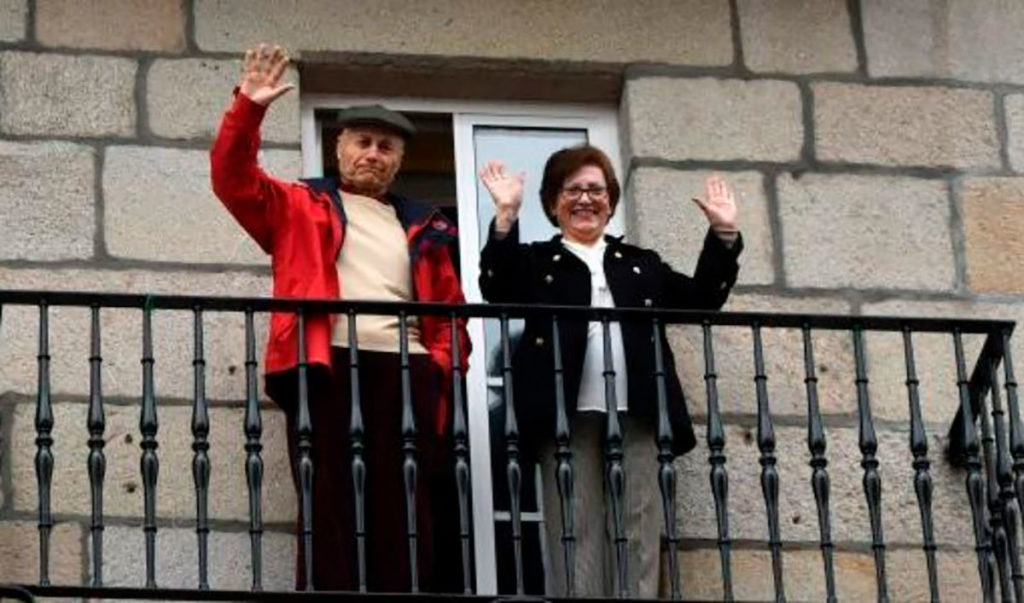 Pareja sale a celebrar su boda de oro desde el balcón de su casa