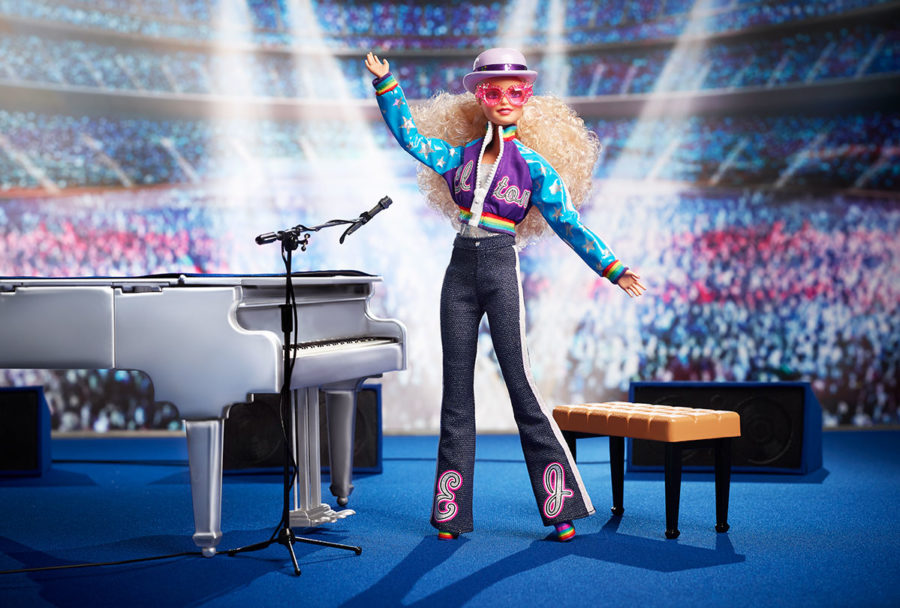 Barbie Elton John rinde homenaje al gran artista