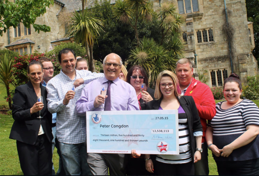 Hombre gana lotería y ayuda a una novia a tener boda de ensueño