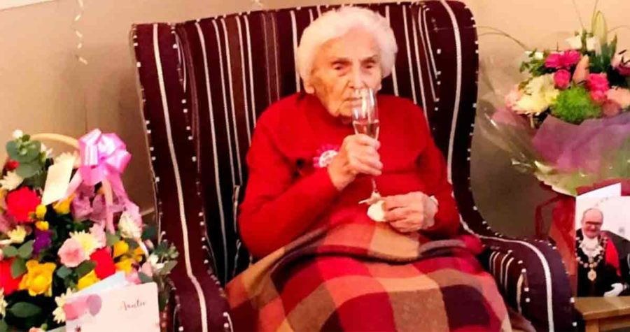 Mujer de 105 años revela que estar soltera es el secreto de su longevidad