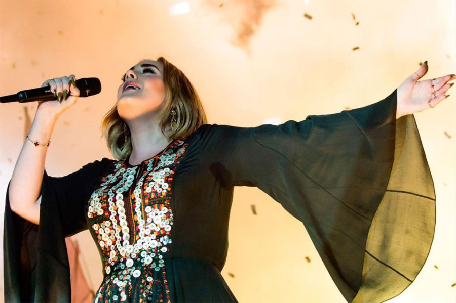 Adele ayuda a un fan a proponer matrimonio en su concierto