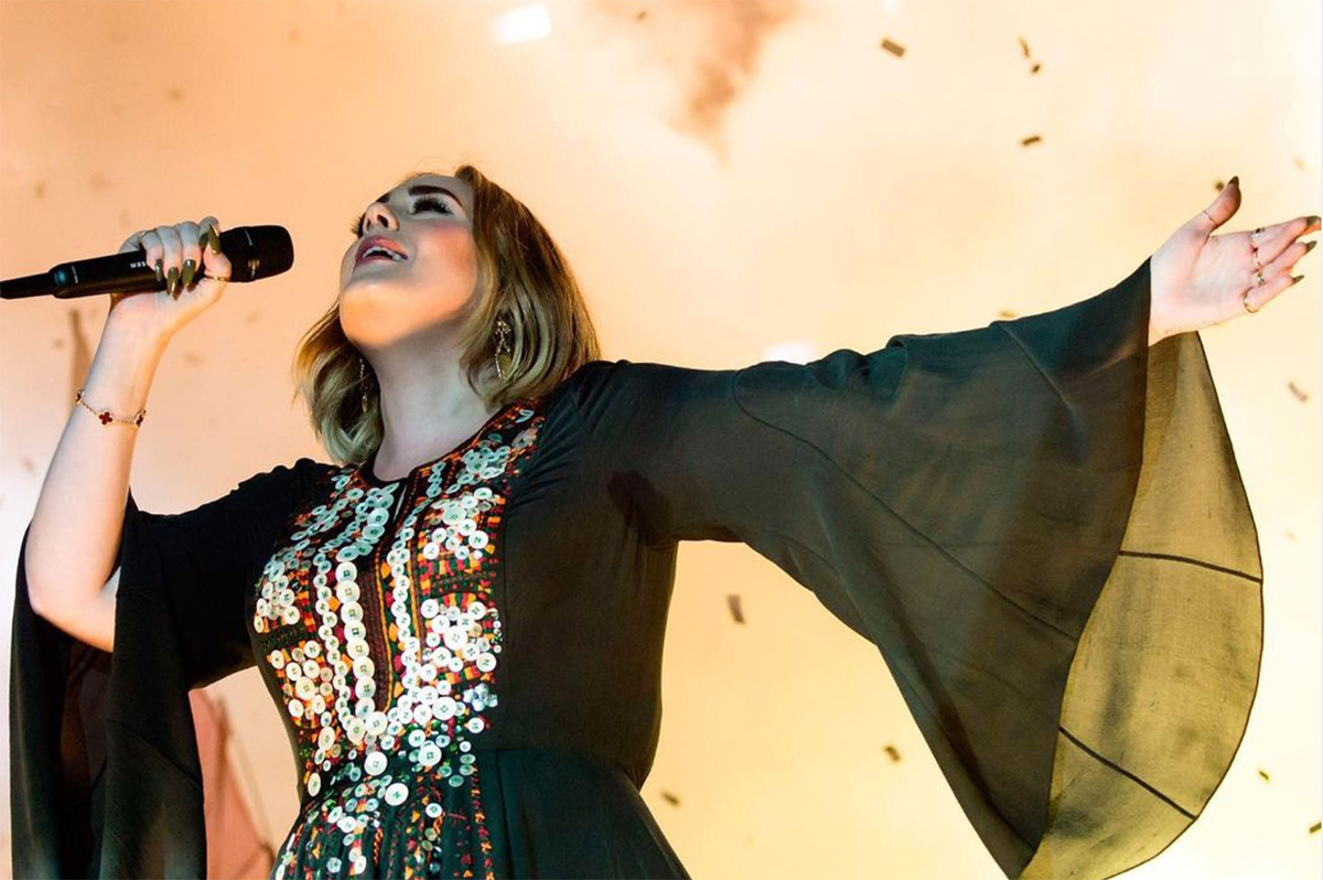 Adele ayuda a un fan a proponer matrimonio en su concierto Adele ayuda a un fan a proponer matrimonio en su concierto