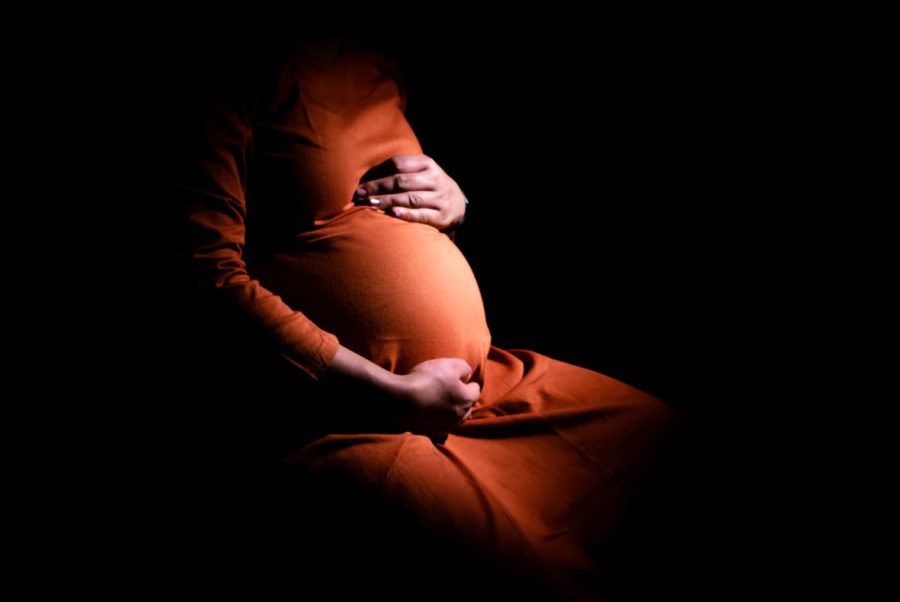 Curandero indica enterrar un clavo en la cabeza a una mujer para modificar el sexo del bebé