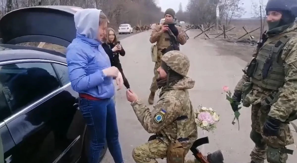 En plena guerra, soldado ucraniano le pide matrimonio a su novia