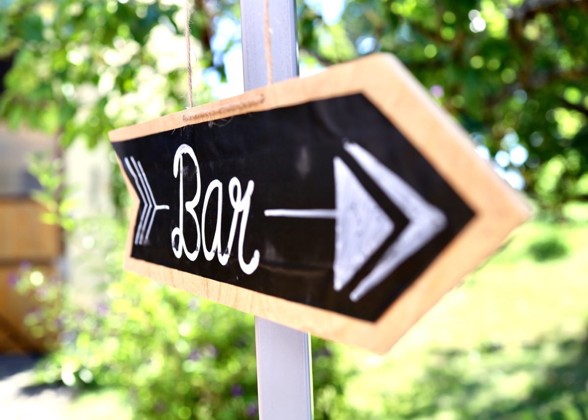 Novios cobraron 15 dólares a invitados para acceder a la barra libre de su boda