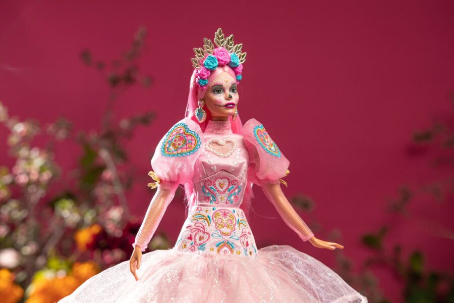 Barbie Día de Muertos 2023 a todo color con Pink Magnolia