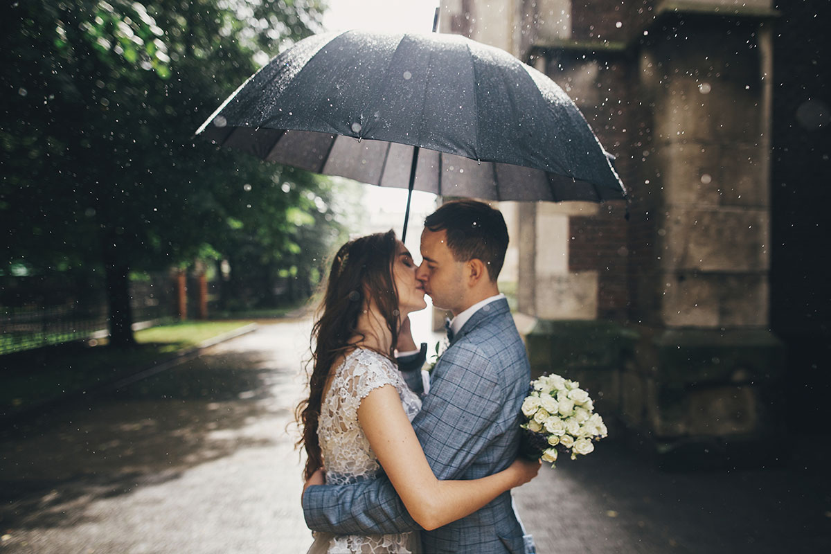 Cómo evitar la lluvia en tu boda? Rituales para que el agua no interrumpa  el gran