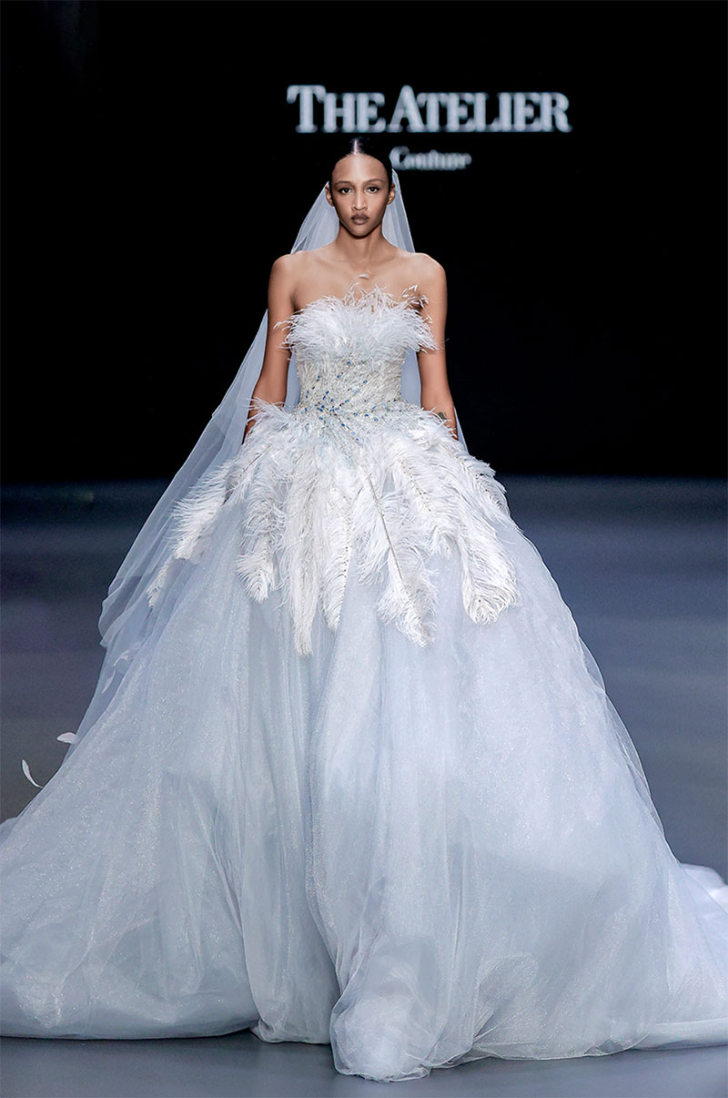 vestido de novia con plumas de The Atelier