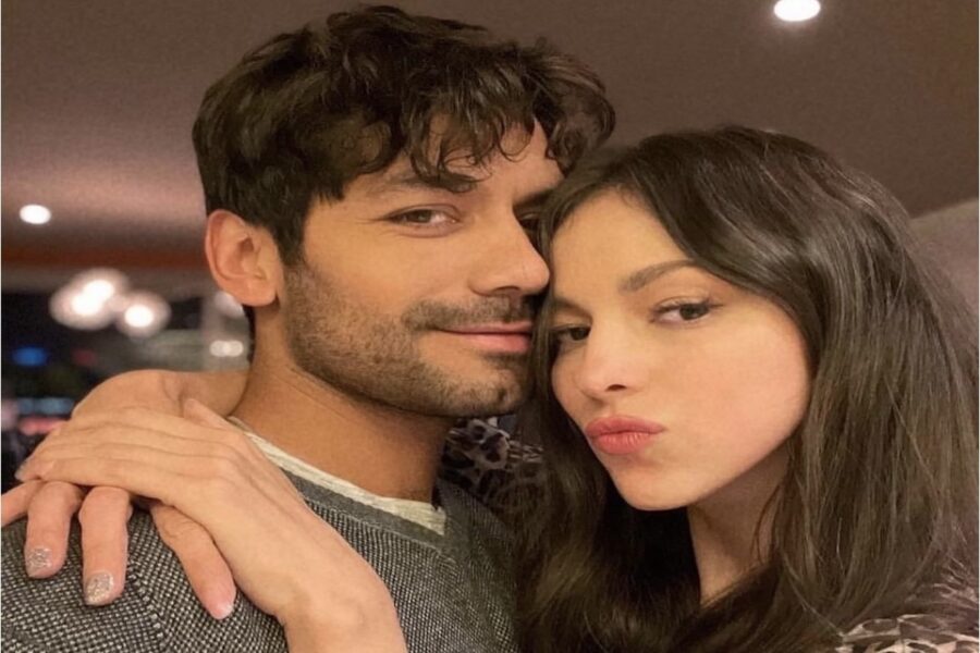 Paty Cantú se compromete con el actor Christian Vázquez en pleno concierto