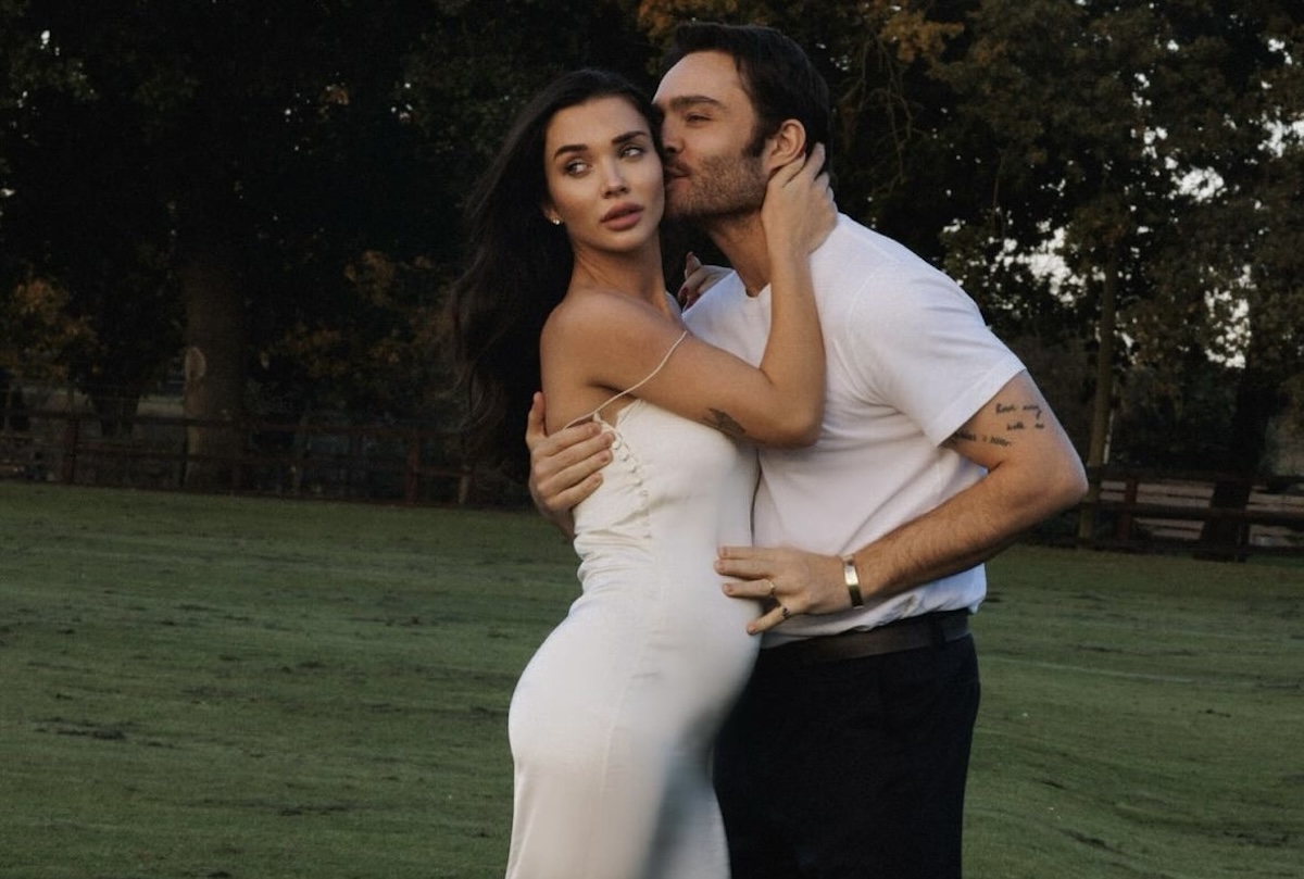 Ed Westwick y Amy Jackson esperan a su primer bebé