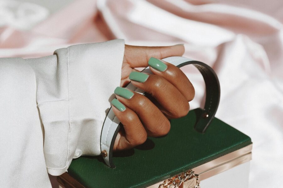 ⁠Los colores de uñas ideales para usar en otoño – invierno