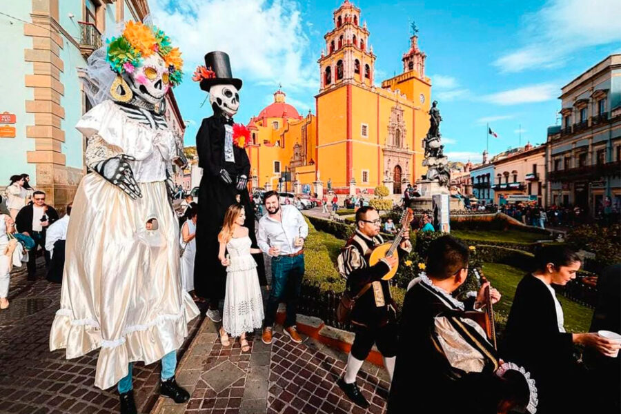 Callejoneada para boda, la tradición mexicana que no puede faltar en tu gran día