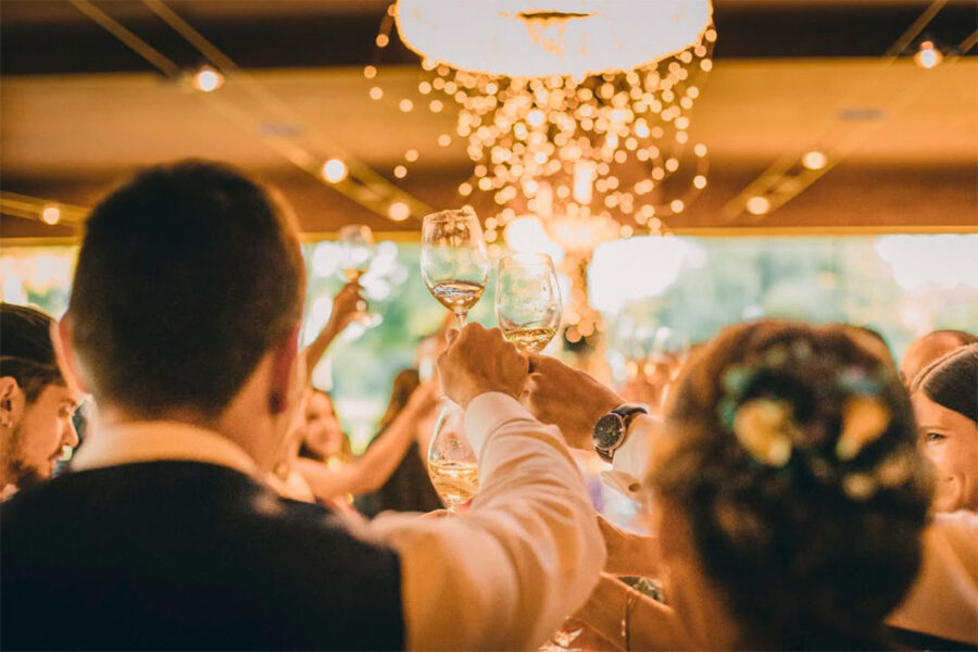 ¿Por qué brindar con agua es de mala suerte?