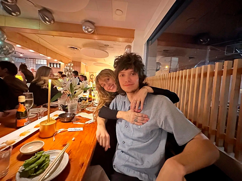 pareja de famosos comprometida