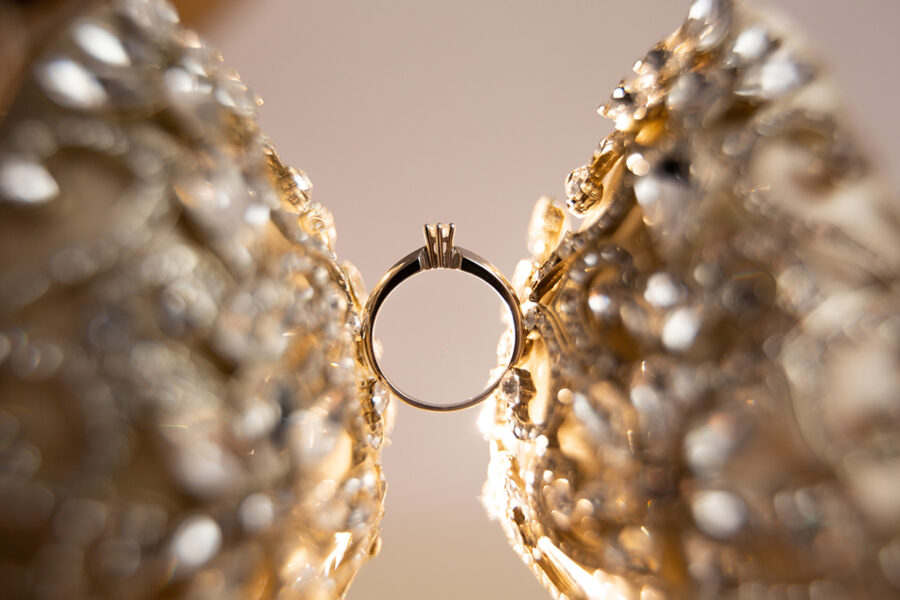 Historia del anillo de compromiso, la evolución desde Roma a los diamantes modernos