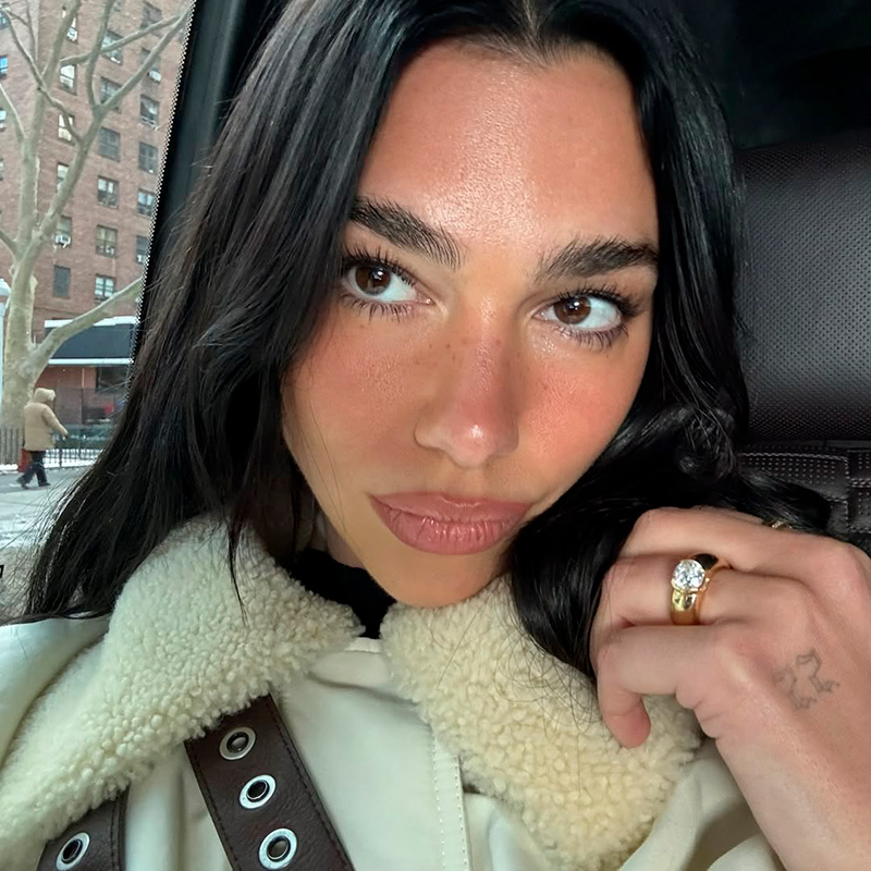 ultimas tendencias en anillos de compromiso dua lipa