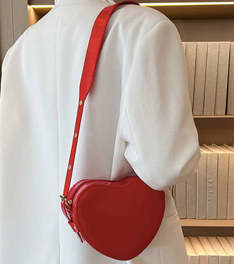 bolsa roja forma corazon